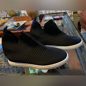 CUSHIONAIRE Memory Foam Slip on Athletic Shoes 9